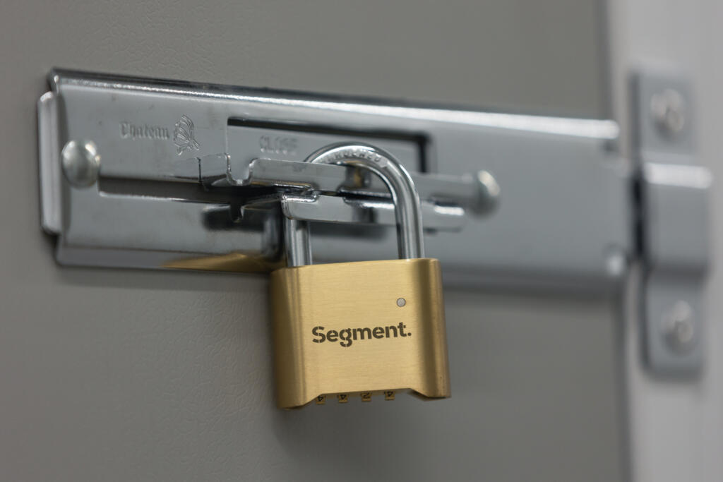 Segment padlock on unit